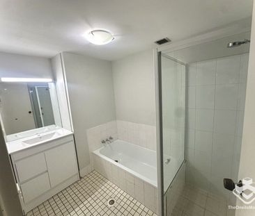 2-Bedroom Apartment with Breathtaking Gold Coast Skyline Views - Photo 1