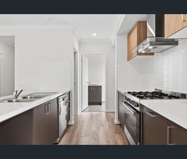 Brand-New 5Bedroom Home with Solar Panels & Park Views - Photo 4