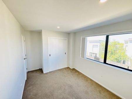MANGERE BRIDGE, 3 BEDROOMS - Photo 3