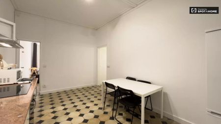 Room in a shared 5-bedroom apartment for rent in El Gòtic - Photo 5