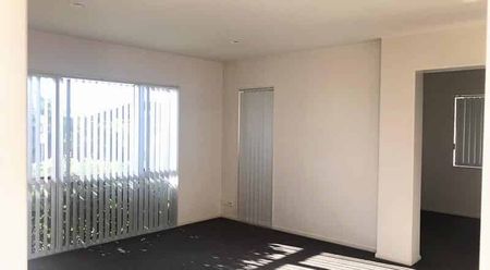 Spacious 5 Bedroom house at Flat Bush - Photo 4