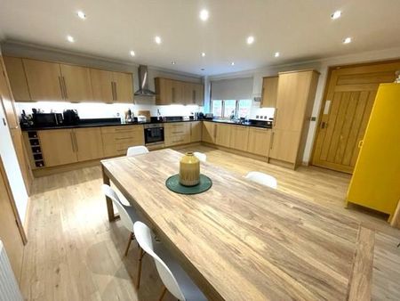 2 bedroom mews to rent - Photo 5