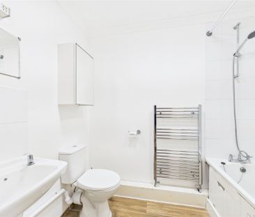 2 bedroom Maisonette in Feltham Hill Road, Ashford - Photo 3