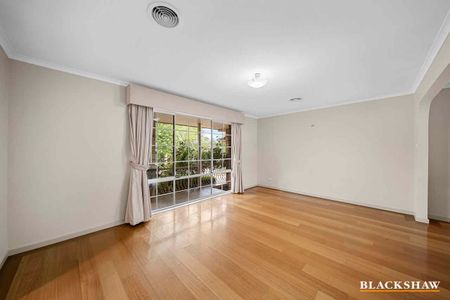 Spacious Family Home in a Quiet McKellar Cul-de-Sac - Photo 2