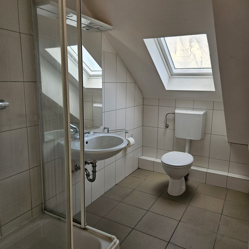 Moderne Dachgeschosswohnung in ruhiger Lage - Photo 1