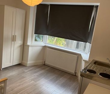 5 Bed Terraced House, Malham Terrace, N18 - Photo 2