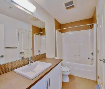 NO CARPET 1 BED + DEN FACING QUIET COURTYARD WALK TO CO-OP WITH LAKE PRIVILEGE — 1 Bedroom+ Den Condo Unit - Photo 1