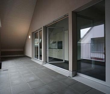 Moderne Dachwohnung mit angenehmer Raumhöhe - Foto 4