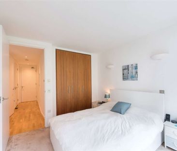 One bedroom apartment with views of the Thames, located in New Prov... - Photo 1