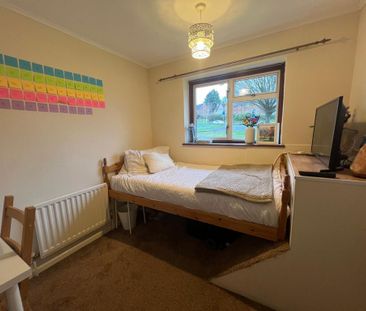 4 bedroom semi-detached house to rent - Photo 3