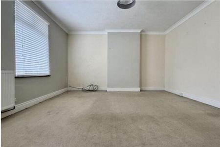 4 bedroom semi-detached house to rent - Photo 5