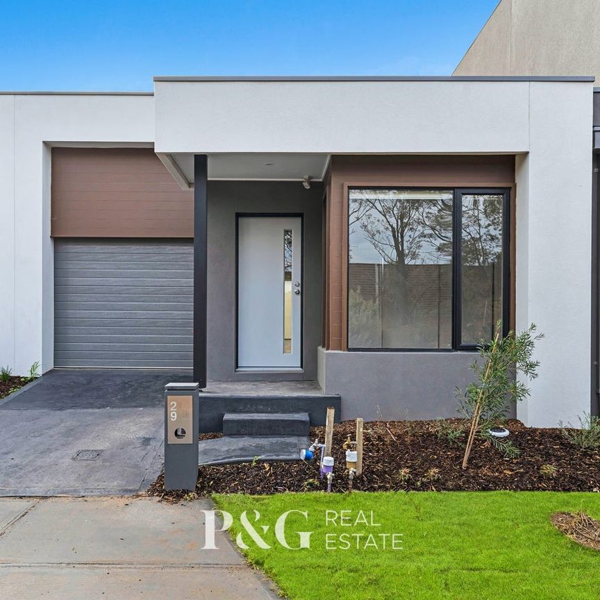 🏡 Near New & Bursting with Style – Welcome to Azure at Arcadia! - Photo 1