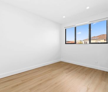 Experience Luxury & Convenience: Modern Five Bedroom Family Home - Photo 2