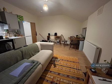 2 bedroom flat to rent - Photo 2