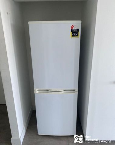 Partly furnished apartment in Carlton! - Photo 2