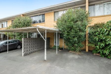 6 MONTH LEASE ONLY. 2 BEDROOM VILLA UNIT WITH COURTYARD NEAR ELSTERNWICK PARK. - Photo 4