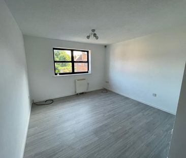 2 bedroom mews to rent - Photo 2
