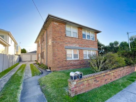 Large two bedroom ground floor unit with single garage - Photo 4