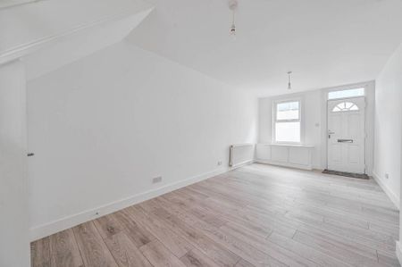 2 bedroom end of terrace house to rent - Photo 2