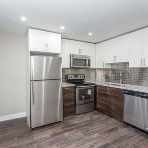 Renovated 2 Bedroom with private backyard: Bloor and Spadina - Photo 2