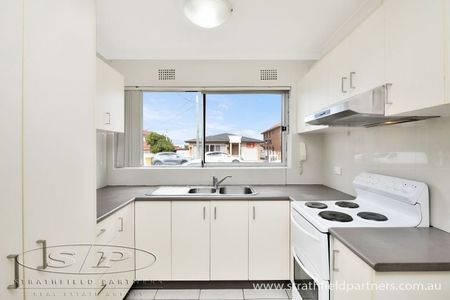 Modern unit, conveniently located - Photo 5