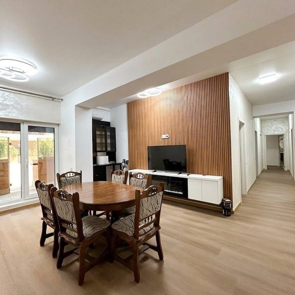 Apartament in Pipera la parter cu 4 camere, curte privat?... - Photo 1