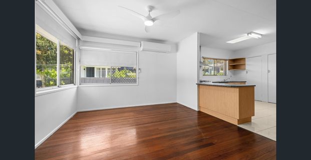 Stylish & Spacious Bayside Living - Includes utilities - Photo 1