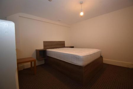 3 bedroom flat to rent - Photo 4