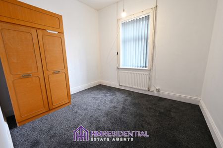 6 bedroom Terraced for rent Available NOW, this spacious six bedroom family home is ideally located on Wingrove Road, within walking distance of all local amenities and excellent transport links. - Photo 4