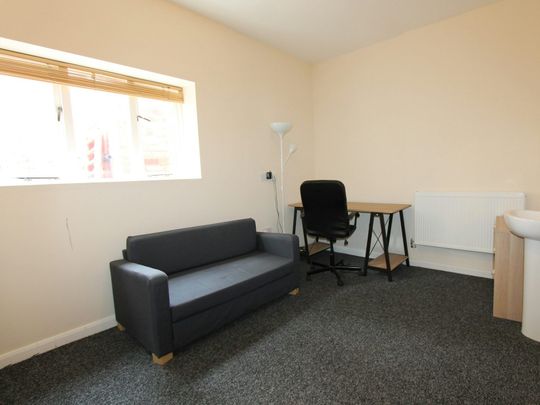 Flat to rent on - Photo 1
