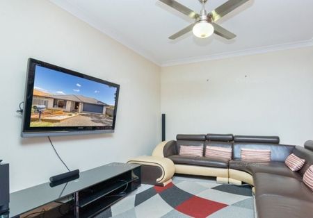 Spacious Home, Large rear backyard, Great for Children, extra Cars, Trailers or Caravans. - Photo 5