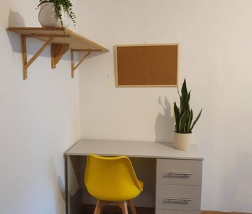 Room in a Shared House, Wheatfield Way, BN2 - Photo 5
