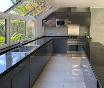 Modern 4-Suite Villa in Exclusive Quinta da Marinha - Photo 3