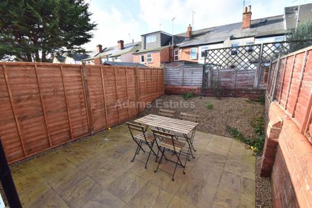 1 bedroom in a house share to rent - Photo 2