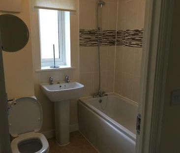 2 bedroom end of terrace house to rent - Photo 2