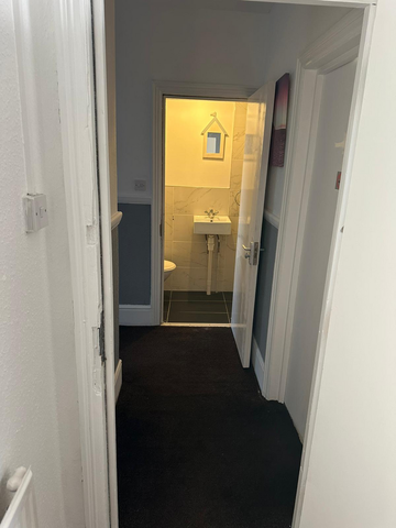 1 bedroom in a house share to rent - Photo 5