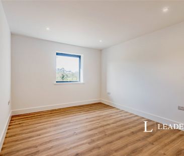 4 bedroom bungalow to rent Charlwood Road, Horley, Surrey, RH6 - Photo 3