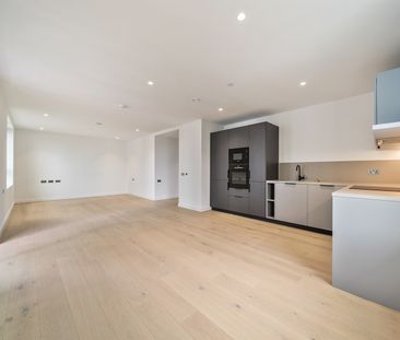 Available from 11/11/2025 - 1 Bed Apartment, Furnished - Photo 5