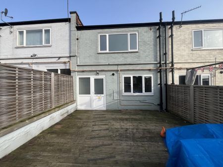 3 bedroom maisonette to rent - Photo 2