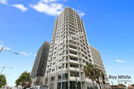 Contemporary City Living with Panoramic Views ! - Photo 5