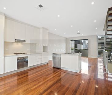 Large 3 bedroom townhouse in a quiet location with car space - Photo 5