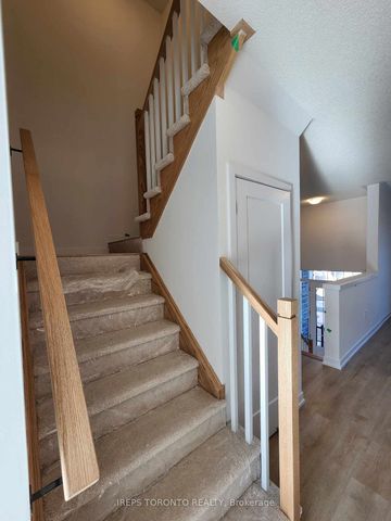 Townhouse For Lease | N8076266 - Photo 5