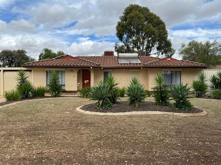 Four Bedroom Family Home! - Photo 4