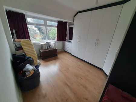 4 Bed Semi-Detached House, Harley Road, HA1 - Photo 4