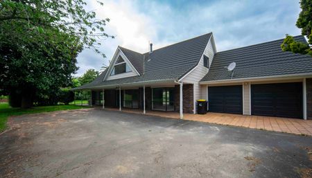 Spacious 6-Bedroom Home with Lifestyle Setting - Minutes from Hamilton Airport - Photo 3