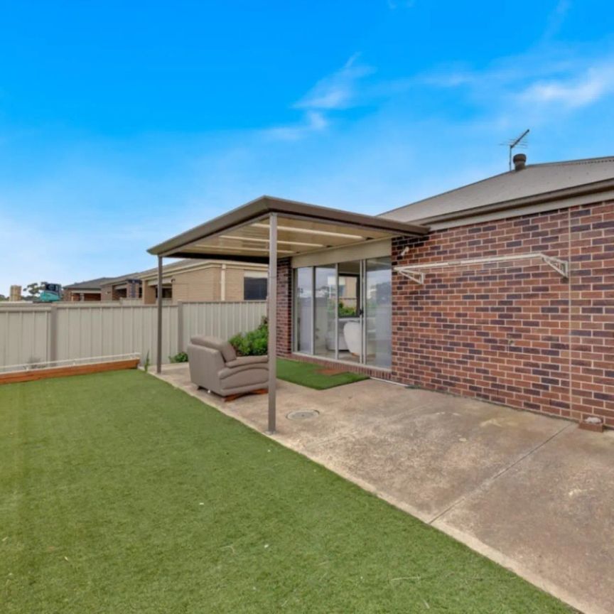 Modern & Low Maintenance Family Home in Prime Brookfield Location! - Photo 1