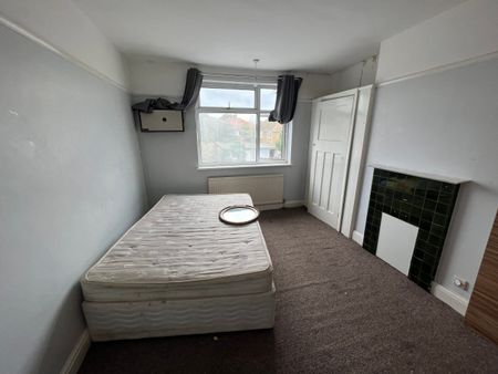 Hibernia Gardens, Hounslow, Middlesex, TW3 3SB - Photo 2