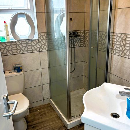 £575 PCM, All Bills and Wi-Fi Included, Furnished Room in a Shared House in Llanbleddian Gardens, Cathays, Cardiff CF24 4AT - Photo 4