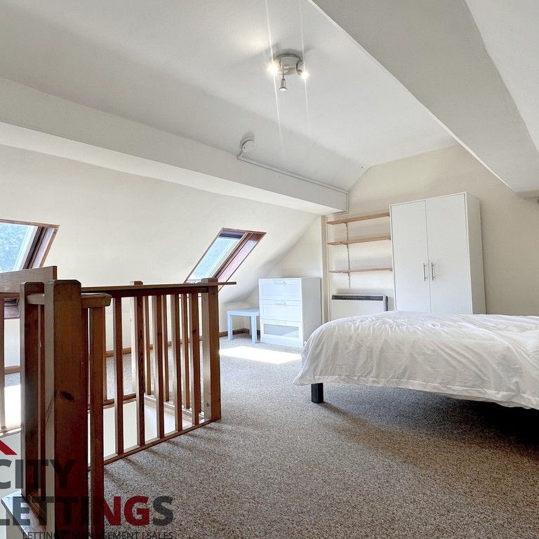4 Bedroom Mid Terraced House - Photo 1