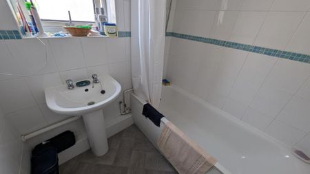 3 bedroom flat to rent - Photo 5